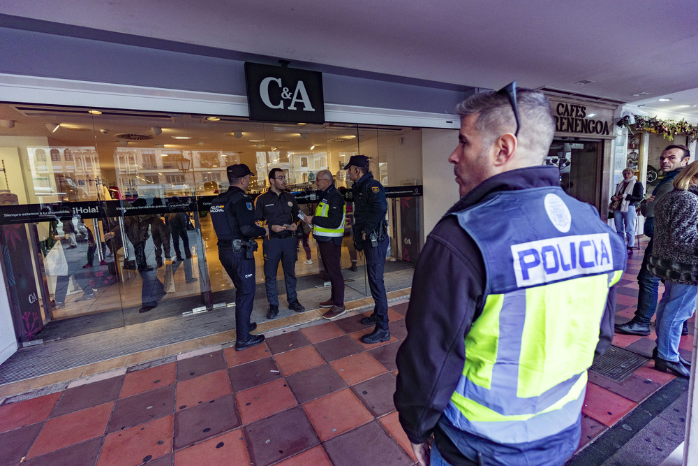 Policía Nacional, campaña comercio seguro de la Policían Nacional, policía nacional, visitando los comercios de ciudad real, seguridad, vigilancia de la policia nacional en los comercios  / RUEDA VILLAVERDE