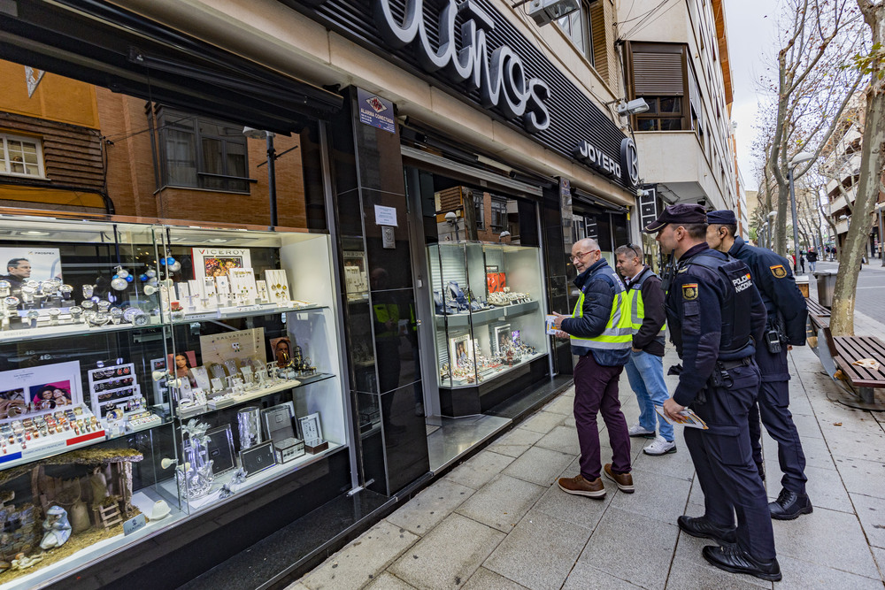 Policía Nacional, campaña comercio seguro de la Policían Nacional, policía nacional, visitando los comercios de ciudad real, seguridad, vigilancia de la policia nacional en los comercios  / RUEDA VILLAVERDE