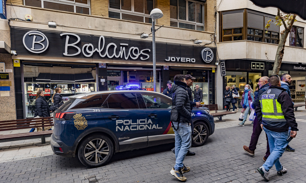 Policía Nacional, campaña comercio seguro de la Policían Nacional, policía nacional, visitando los comercios de ciudad real, seguridad, vigilancia de la policia nacional en los comercios  / RUEDA VILLAVERDE