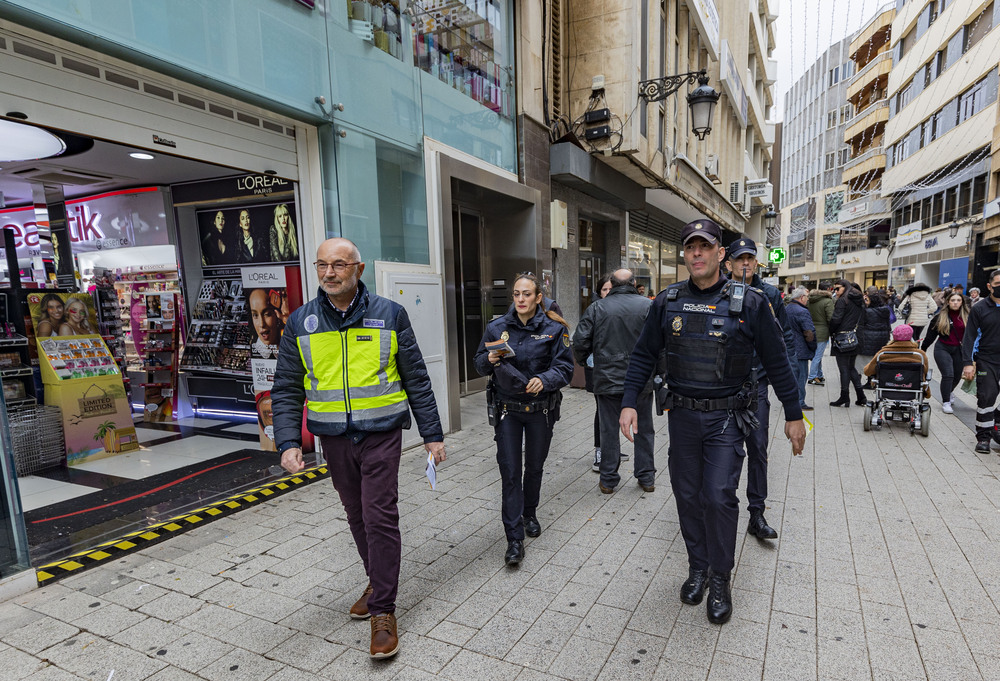 Policía Nacional, campaña comercio seguro de la Policían Nacional, policía nacional, visitando los comercios de ciudad real, seguridad, vigilancia de la policia nacional en los comercios  / RUEDA VILLAVERDE