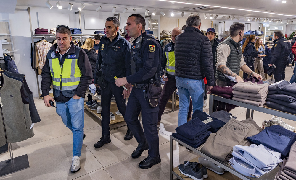 Policía Nacional, campaña comercio seguro de la Policían Nacional, policía nacional, visitando los comercios de ciudad real, seguridad, vigilancia de la policia nacional en los comercios  / RUEDA VILLAVERDE