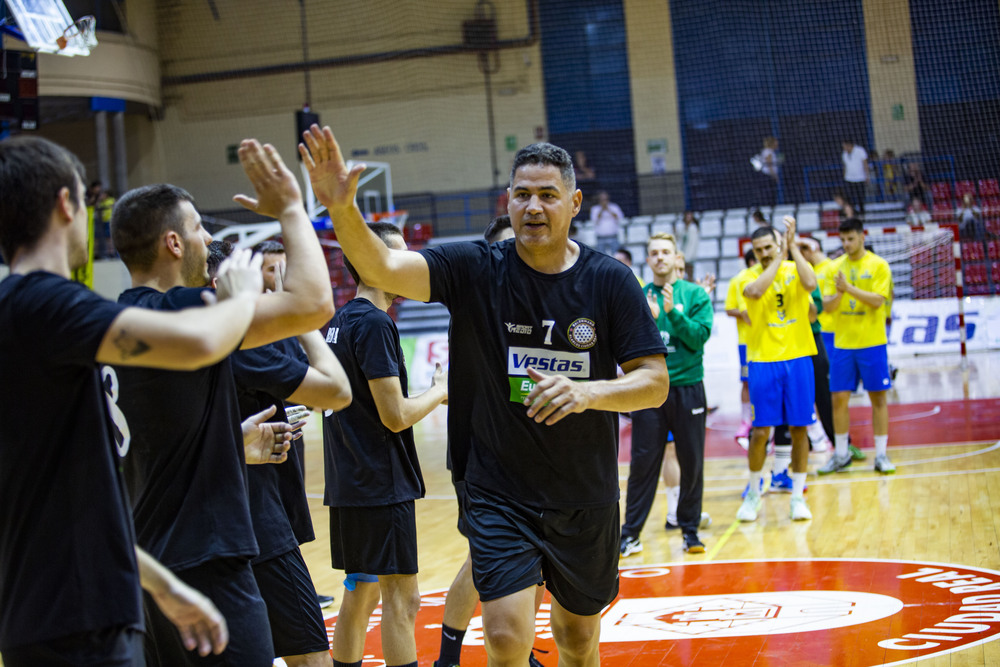 Partido de balonmano division plata entre el Alracos y el Caserío con el debur a sus 51 años de Rolando Uríos en el  Alarcos con el nº7m Rolando Urios jugador del Alarcos en el partido contra el Caserío en división Plata del balonmano  / RUEDA VILLAVERDE