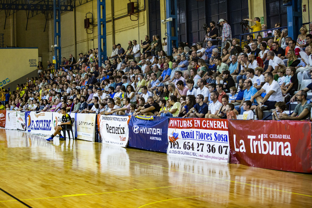 Partido de balonmano division plata entre el Alracos y el Caserío con el debur a sus 51 años de Rolando Uríos en el  Alarcos con el nº7m Rolando Urios jugador del Alarcos en el partido contra el Caserío en división Plata del balonmano  / RUEDA VILLAVERDE