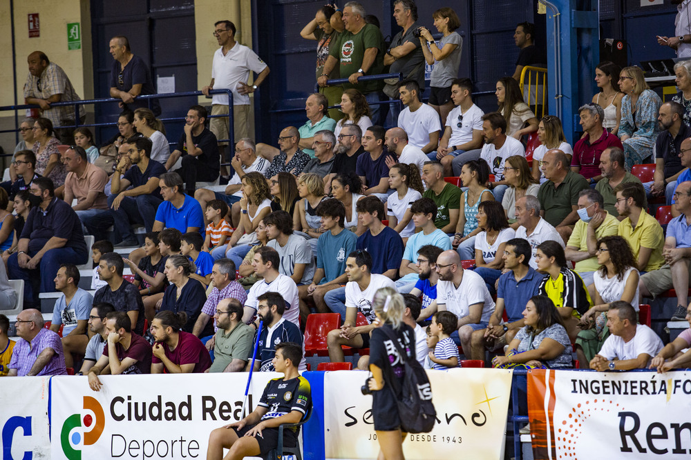 Partido de balonmano division plata entre el Alracos y el Caserío con el debur a sus 51 años de Rolando Uríos en el  Alarcos con el nº7m Rolando Urios jugador del Alarcos en el partido contra el Caserío en división Plata del balonmano  / RUEDA VILLAVERDE