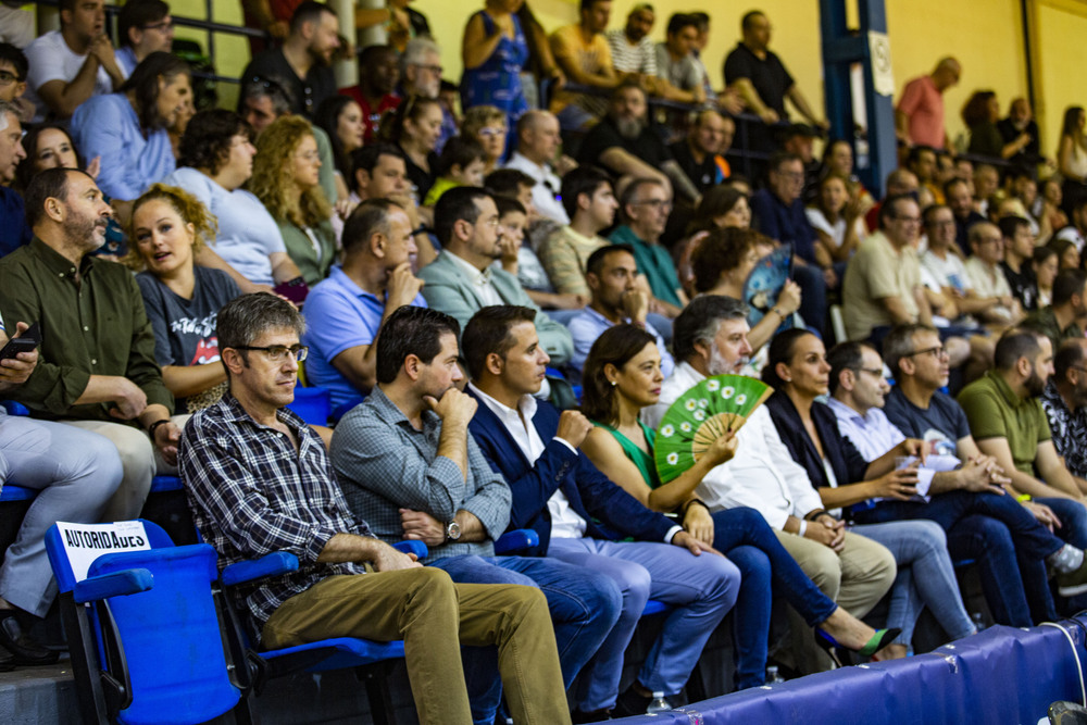 Partido de balonmano division plata entre el Alracos y el Caserío con el debur a sus 51 años de Rolando Uríos en el  Alarcos con el nº7m Rolando Urios jugador del Alarcos en el partido contra el Caserío en división Plata del balonmano  / RUEDA VILLAVERDE