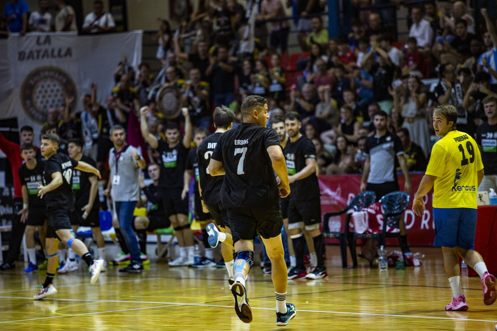 Partido de balonmano division plata entre el Alracos y el Caserío con el debur a sus 51 años de Rolando Uríos en el  Alarcos con el nº7m Rolando Urios jugador del Alarcos en el partido contra el Caserío en división Plata del balonmano  / RUEDA VILLAVERDE