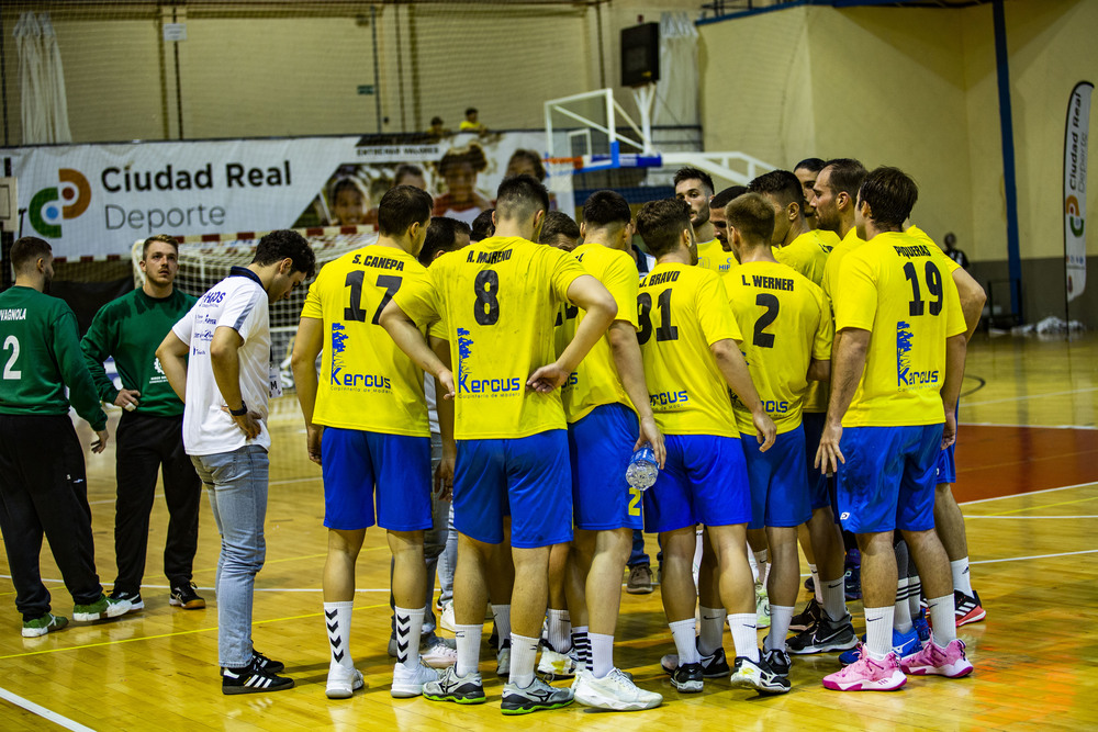 Partido de balonmano division plata entre el Alracos y el Caserío con el debur a sus 51 años de Rolando Uríos en el  Alarcos con el nº7m Rolando Urios jugador del Alarcos en el partido contra el Caserío en división Plata del balonmano  / RUEDA VILLAVERDE