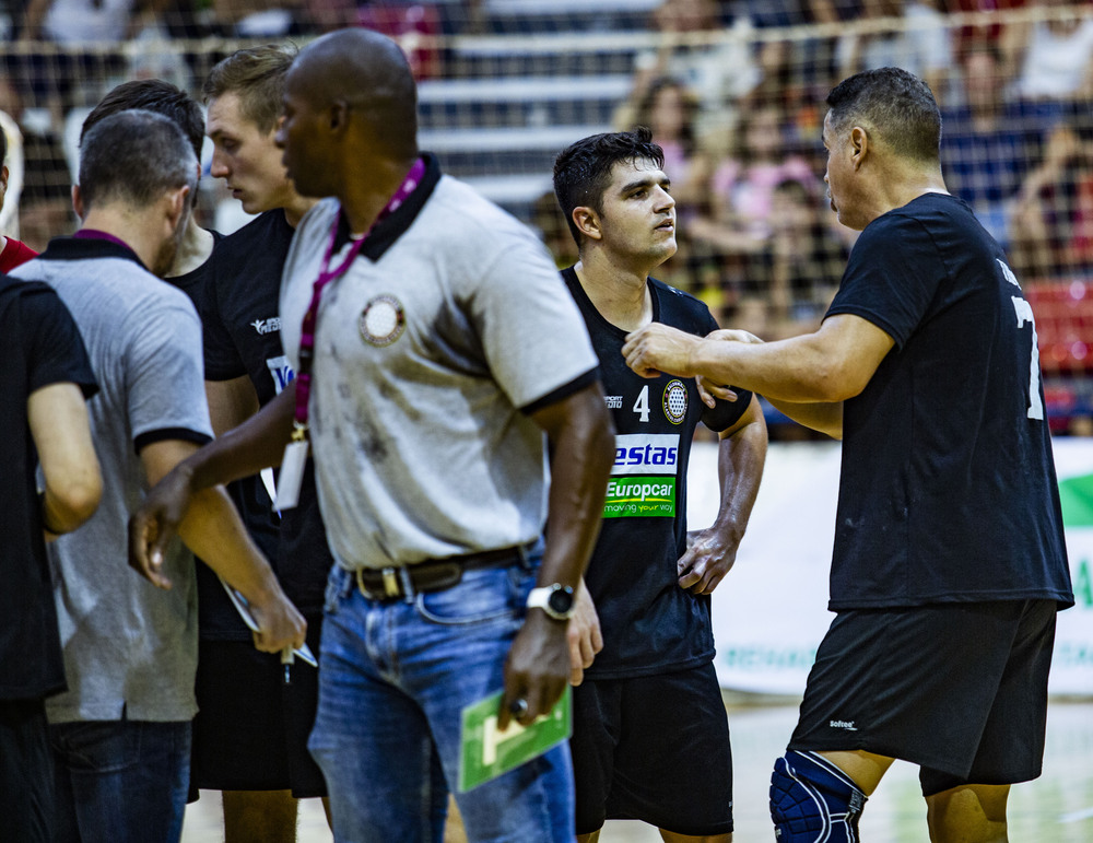 Partido de balonmano division plata entre el Alracos y el Caserío con el debur a sus 51 años de Rolando Uríos en el  Alarcos con el nº7m Rolando Urios jugador del Alarcos en el partido contra el Caserío en división Plata del balonmano  / RUEDA VILLAVERDE