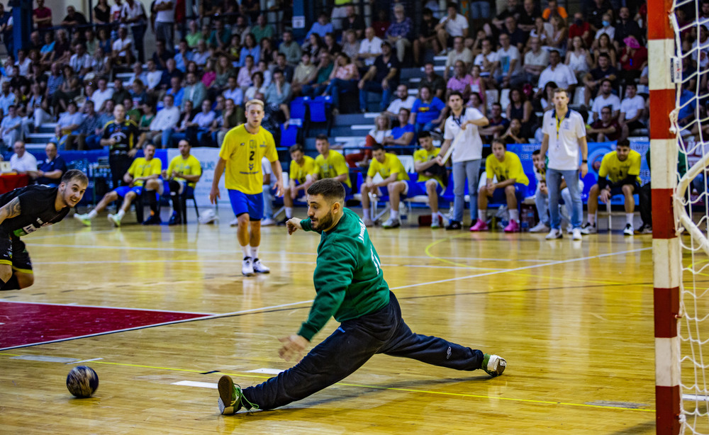 Partido de balonmano division plata entre el Alracos y el Caserío con el debur a sus 51 años de Rolando Uríos en el  Alarcos con el nº7m Rolando Urios jugador del Alarcos en el partido contra el Caserío en división Plata del balonmano  / RUEDA VILLAVERDE