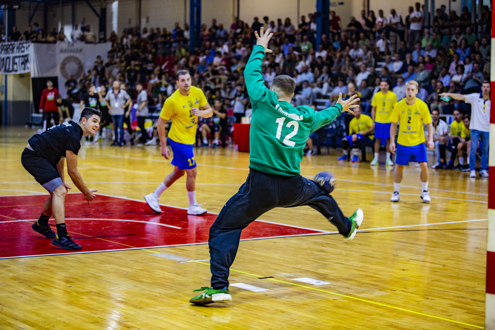 Partido de balonmano division plata entre el Alracos y el Caserío con el debur a sus 51 años de Rolando Uríos en el  Alarcos con el nº7m Rolando Urios jugador del Alarcos en el partido contra el Caserío en división Plata del balonmano  / RUEDA VILLAVERDE