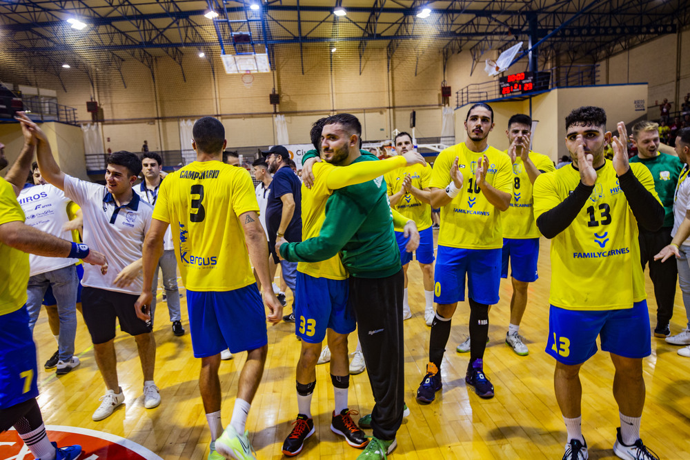 Partido de balonmano division plata entre el Alracos y el Caserío con el debur a sus 51 años de Rolando Uríos en el  Alarcos con el nº7m Rolando Urios jugador del Alarcos en el partido contra el Caserío en división Plata del balonmano  / RUEDA VILLAVERDE