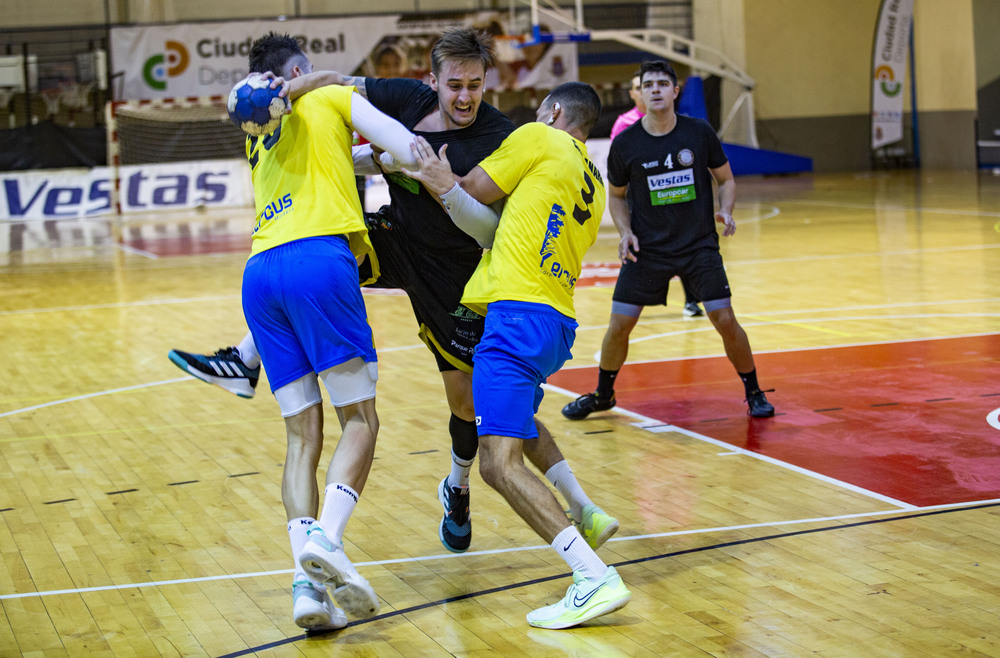 Partido de balonmano division plata entre el Alracos y el Caserío con el debur a sus 51 años de Rolando Uríos en el  Alarcos con el nº7m Rolando Urios jugador del Alarcos en el partido contra el Caserío en división Plata del balonmano  / RUEDA VILLAVERDE