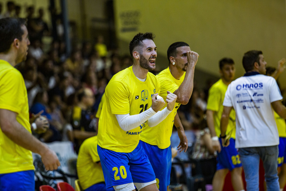 Partido de balonmano division plata entre el Alracos y el Caserío con el debur a sus 51 años de Rolando Uríos en el  Alarcos con el nº7m Rolando Urios jugador del Alarcos en el partido contra el Caserío en división Plata del balonmano  / RUEDA VILLAVERDE