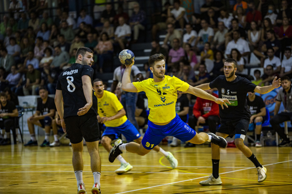 Partido de balonmano division plata entre el Alracos y el Caserío con el debur a sus 51 años de Rolando Uríos en el  Alarcos con el nº7m Rolando Urios jugador del Alarcos en el partido contra el Caserío en división Plata del balonmano  / RUEDA VILLAVERDE