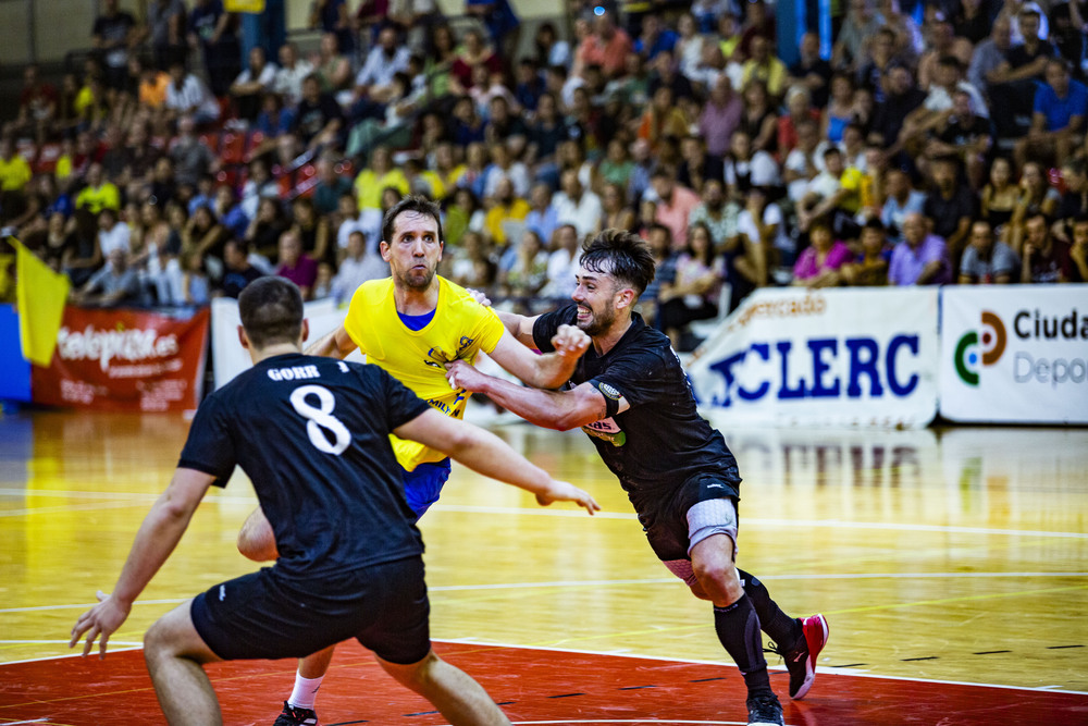 Partido de balonmano division plata entre el Alracos y el Caserío con el debur a sus 51 años de Rolando Uríos en el  Alarcos con el nº7m Rolando Urios jugador del Alarcos en el partido contra el Caserío en división Plata del balonmano  / RUEDA VILLAVERDE