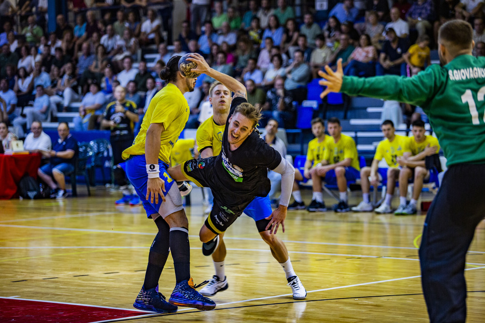 Partido de balonmano division plata entre el Alracos y el Caserío con el debur a sus 51 años de Rolando Uríos en el  Alarcos con el nº7m Rolando Urios jugador del Alarcos en el partido contra el Caserío en división Plata del balonmano  / RUEDA VILLAVERDE