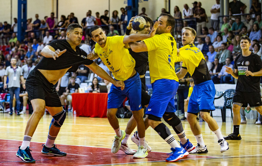 Partido de balonmano division plata entre el Alracos y el Caserío con el debur a sus 51 años de Rolando Uríos en el  Alarcos con el nº7m Rolando Urios jugador del Alarcos en el partido contra el Caserío en división Plata del balonmano  / RUEDA VILLAVERDE