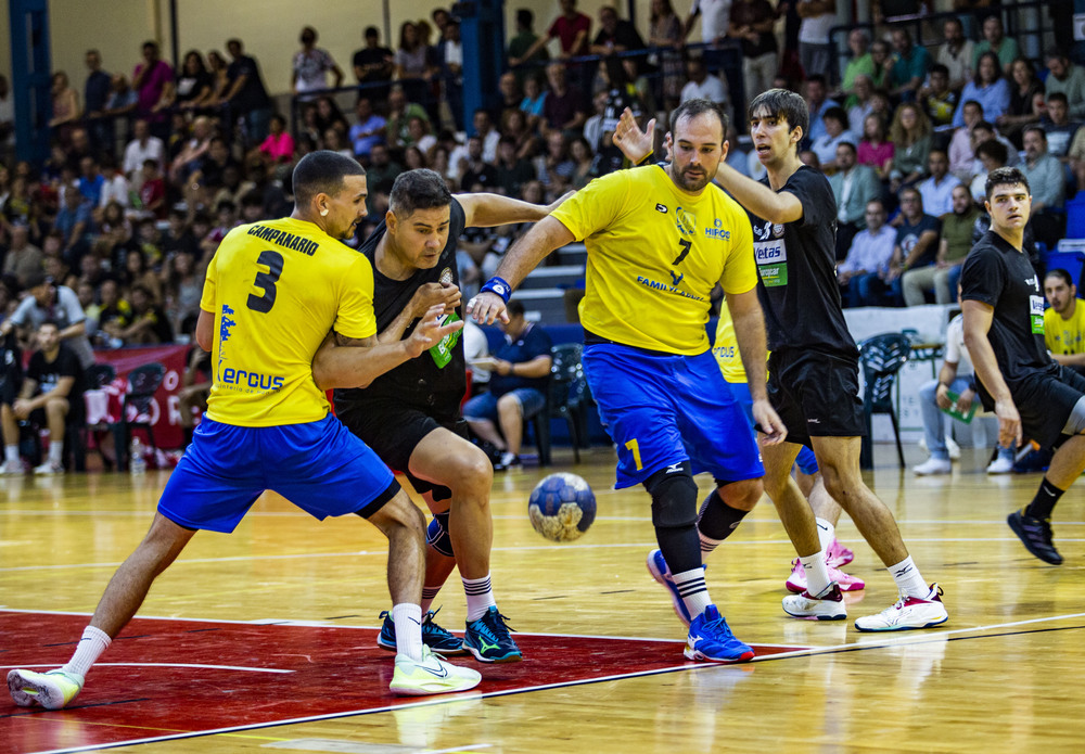 Partido de balonmano division plata entre el Alracos y el Caserío con el debur a sus 51 años de Rolando Uríos en el  Alarcos con el nº7m Rolando Urios jugador del Alarcos en el partido contra el Caserío en división Plata del balonmano  / RUEDA VILLAVERDE