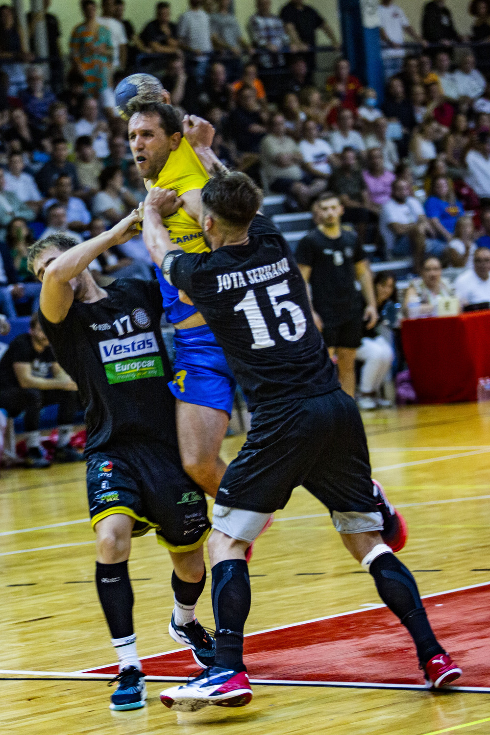 Partido de balonmano division plata entre el Alracos y el Caserío con el debur a sus 51 años de Rolando Uríos en el  Alarcos con el nº7m Rolando Urios jugador del Alarcos en el partido contra el Caserío en división Plata del balonmano  / RUEDA VILLAVERDE