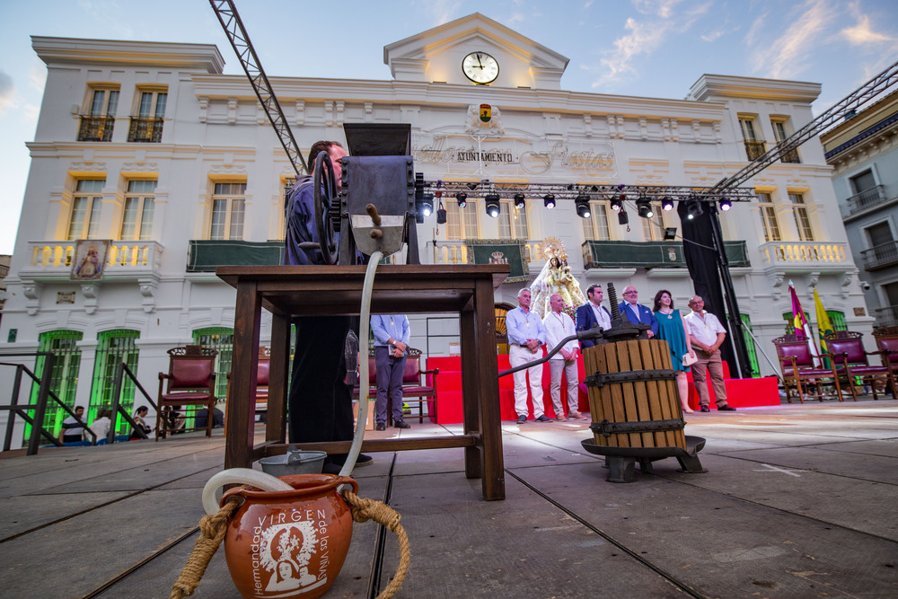 inaguracion de la feria de Tomellóso, patrona de Tomellóso Virgen de las Viñas, feria de Tomellóso ofrenda a la virgen  / RUEDA VILLAVERDE