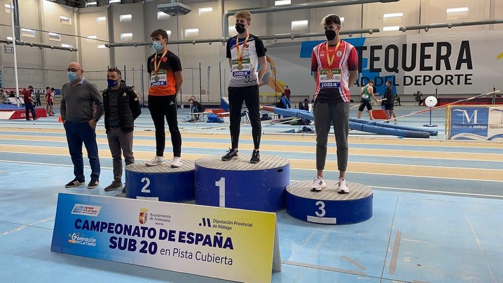 Nahum de Gregorio (a la derecha), en el podio del Campeonato de España en Pista Cubierta.