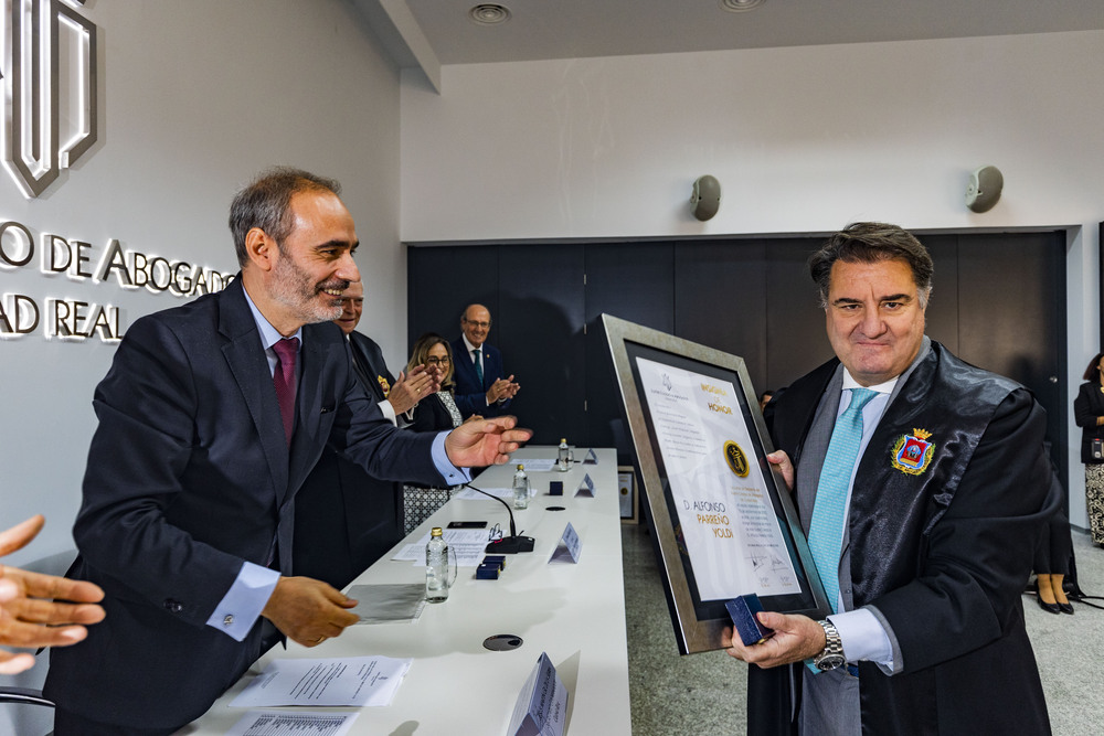 celebración de la Patrona de los abogados, Santa Teresa, entrega de medallas a los abogados que llevan 25 años de profesión, abogados, abgado, entrega de placas y medallas a los abogados que llevan 25 años de profesión  / RUEDA VILLAVERDE