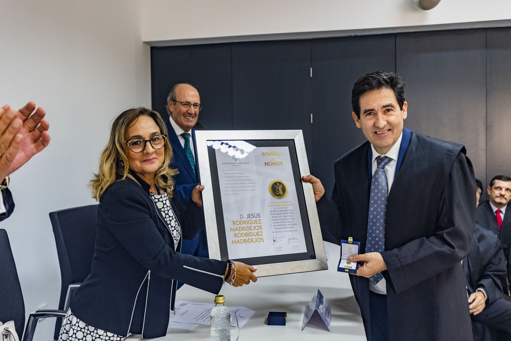 celebración de la Patrona de los abogados, Santa Teresa, entrega de medallas a los abogados que llevan 25 años de profesión, abogados, abgado, entrega de placas y medallas a los abogados que llevan 25 años de profesión  / RUEDA VILLAVERDE