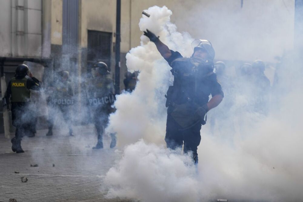 Proteste e scontri in Peru contro l'arresto del Presidente Castillo  / ASSOCIATED PRESS/LAPRESSE