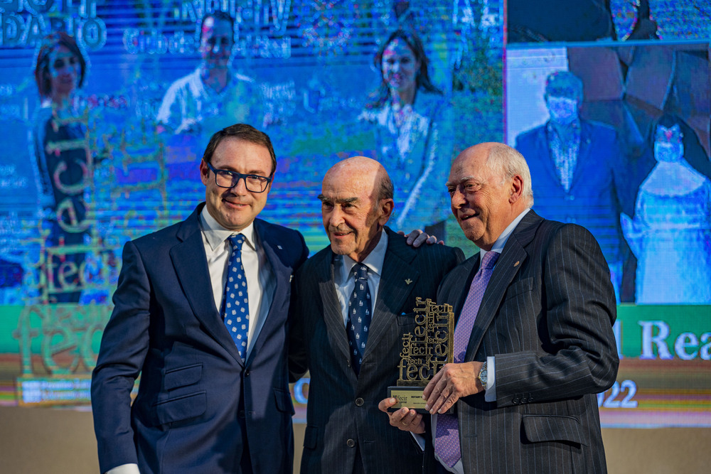 entrega de los premios empresariales de FECIR, en Ciudad Real, premios empresarios de Fecir,, con la asistencia de Emiliano García page y Jose Manuel Caballero que entrega uno de los premios a Diego MUrillo director de La Tribuna de Ciudad Real  / RUEDA VILLAVERDE