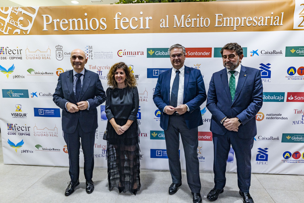 entrega de los premios empresariales de FECIR, en Ciudad Real, premios empresarios de Fecir,, con la asistencia de Emiliano García page y Jose Manuel Caballero que entrega uno de los premios a Diego MUrillo director de La Tribuna de Ciudad Real  / RUEDA VILLAVERDE