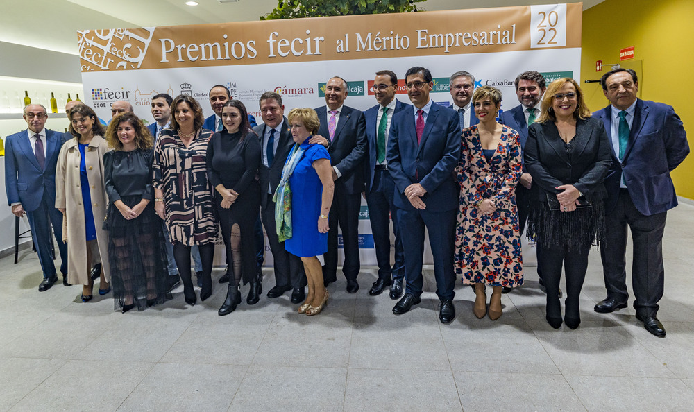 entrega de los premios empresariales de FECIR, en Ciudad Real, premios empresarios de Fecir,, con la asistencia de Emiliano García page y Jose Manuel Caballero que entrega uno de los premios a Diego MUrillo director de La Tribuna de Ciudad Real  / RUEDA VILLAVERDE