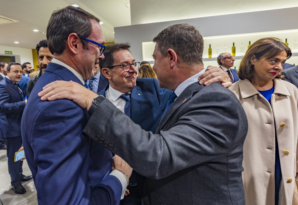 entrega de los premios empresariales de FECIR, en Ciudad Real, premios empresarios de Fecir,, con la asistencia de Emiliano García page y Jose Manuel Caballero que entrega uno de los premios a Diego MUrillo director de La Tribuna de Ciudad Real  / RUEDA VILLAVERDE