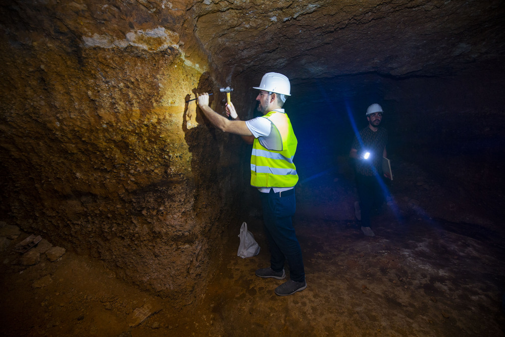 Reportaje en Tomelloso del interior de las cuevas de los areneros y los hundimientos en las casas de tomelloso y calle del barrio de la Esperanza de Tomelloso, cueva de los arneros, cuevas de tomelloso  / RUEDA VILLAVERDE