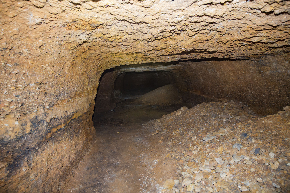 Reportaje en Tomelloso del interior de las cuevas de los areneros y los hundimientos en las casas de tomelloso y calle del barrio de la Esperanza de Tomelloso, cueva de los arneros, cuevas de tomelloso  / RUEDA VILLAVERDE