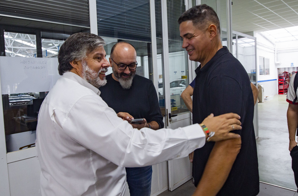 Marciel bromea con Rolando Urios antes de la presentación.