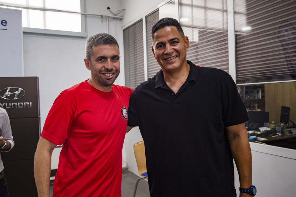 La Rolando Urios (derecha), junto a su entrenador, Isidre Pérez.