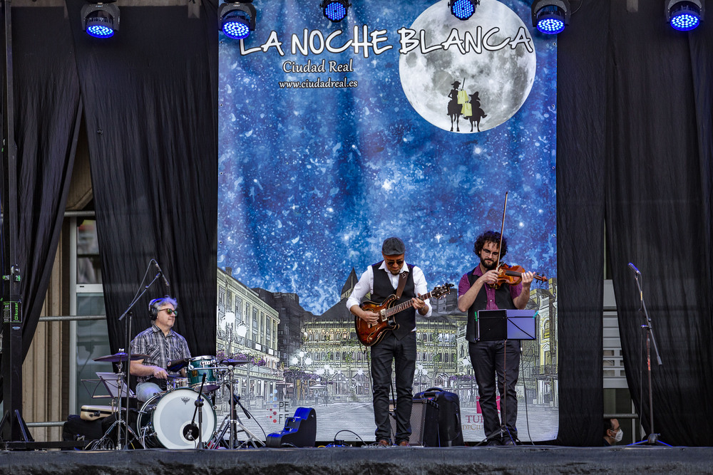 Noche Blanca en Ciudad Real, actos de la Noche Blanca, conciertos terrazas  tiendas    / RUEDA VILLAVERDE