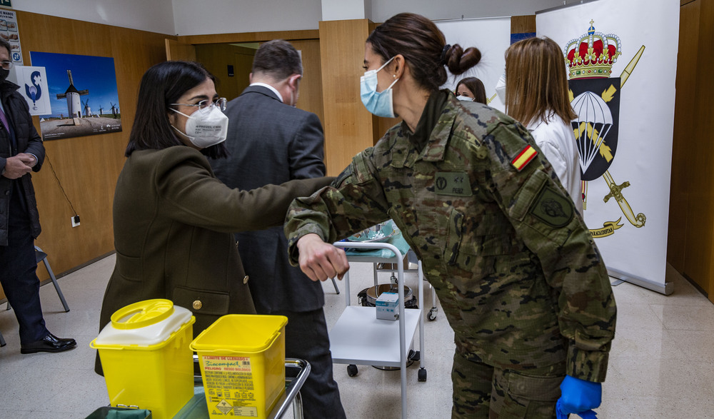 LA MINISTRA DE SANIDAD CAROLINA DARIAS, JUNTO A LA MINISTRA DE DEFENSA MARGARITA ROBLES, JUNTO A PAGE, VISITAN EL CENTRO DE VACUNACIÁ“N QUE ELE JERCITO HA MONTADO EN EL CENTRO DE SALUD DE CORRAL DE CALATRAVA, DENTRO DE LA CAMPAÑADE VACUNACIÁ“N POR EL COV  / RUEDA VILLAVERDE