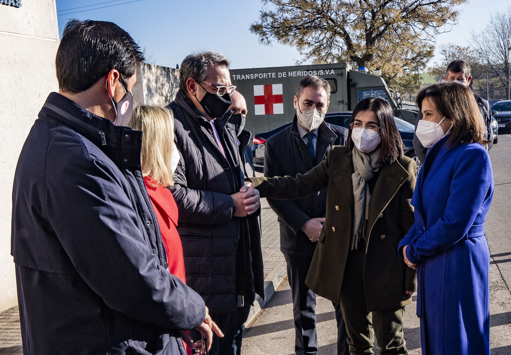 LA MINISTRA DE SANIDAD CAROLINA DARIAS, JUNTO A LA MINISTRA DE DEFENSA MARGARITA ROBLES, JUNTO A PAGE, VISITAN EL CENTRO DE VACUNACIÁ“N QUE ELE JERCITO HA MONTADO EN EL CENTRO DE SALUD DE CORRAL DE CALATRAVA, DENTRO DE LA CAMPAÑADE VACUNACIÁ“N POR EL COV  / RUEDA VILLAVERDE