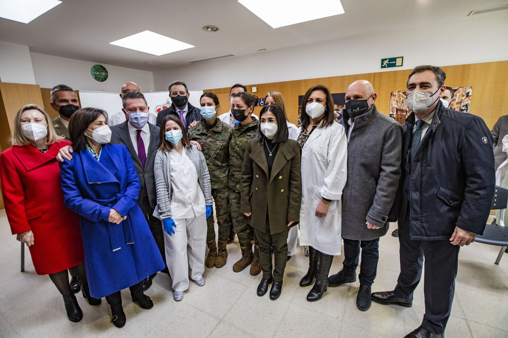 LA MINISTRA DE SANIDAD CAROLINA DARIAS, JUNTO A LA MINISTRA DE DEFENSA MARGARITA ROBLES, JUNTO A PAGE, VISITAN EL CENTRO DE VACUNACIÁ“N QUE ELE JERCITO HA MONTADO EN EL CENTRO DE SALUD DE CORRAL DE CALATRAVA, DENTRO DE LA CAMPAÑADE VACUNACIÁ“N POR EL COV  / RUEDA VILLAVERDE