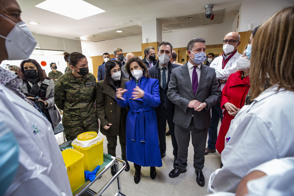 LA MINISTRA DE SANIDAD CAROLINA DARIAS, JUNTO A LA MINISTRA DE DEFENSA MARGARITA ROBLES, JUNTO A PAGE, VISITAN EL CENTRO DE VACUNACIÁ“N QUE ELE JERCITO HA MONTADO EN EL CENTRO DE SALUD DE CORRAL DE CALATRAVA, DENTRO DE LA CAMPAÑADE VACUNACIÁ“N POR EL COV  / RUEDA VILLAVERDE