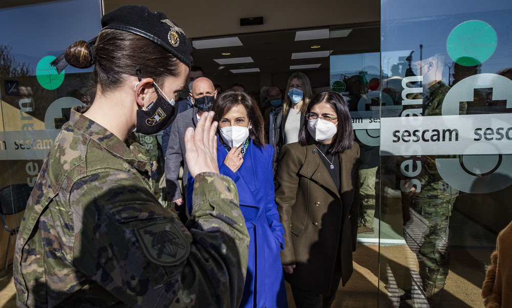 LA MINISTRA DE SANIDAD CAROLINA DARIAS, JUNTO A LA MINISTRA DE DEFENSA MARGARITA ROBLES, JUNTO A PAGE, VISITAN EL CENTRO DE VACUNACIÁ“N QUE ELE JERCITO HA MONTADO EN EL CENTRO DE SALUD DE CORRAL DE CALATRAVA, DENTRO DE LA CAMPAÑADE VACUNACIÁ“N POR EL COV  / RUEDA VILLAVERDE