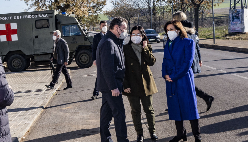 LA MINISTRA DE SANIDAD CAROLINA DARIAS, JUNTO A LA MINISTRA DE DEFENSA MARGARITA ROBLES, JUNTO A PAGE, VISITAN EL CENTRO DE VACUNACIÁ“N QUE ELE JERCITO HA MONTADO EN EL CENTRO DE SALUD DE CORRAL DE CALATRAVA, DENTRO DE LA CAMPAÑADE VACUNACIÁ“N POR EL COV  / RUEDA VILLAVERDE