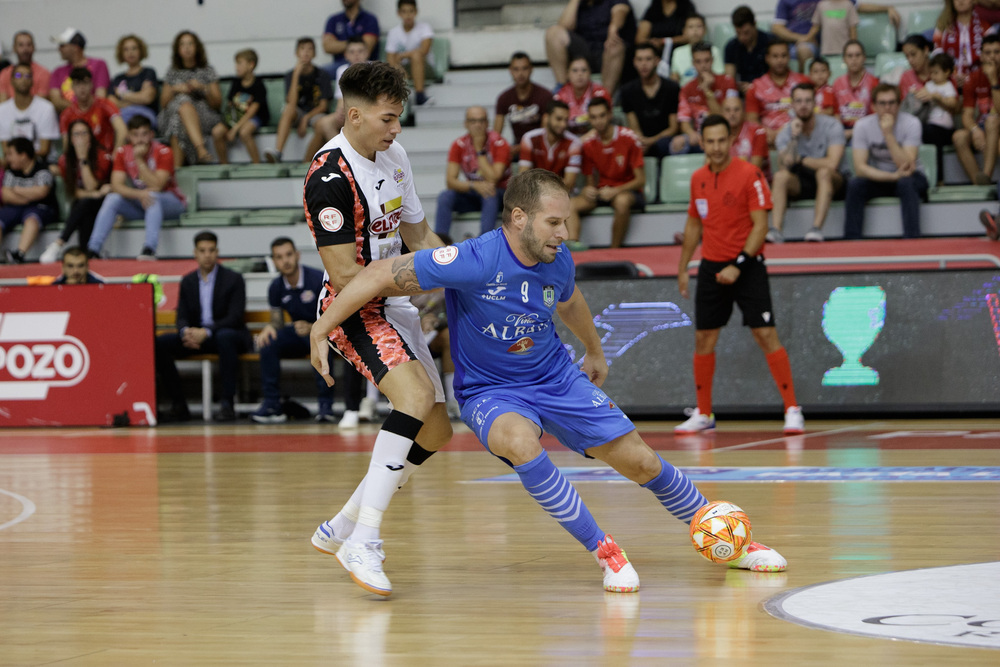 Solano protege la posesión del balón.