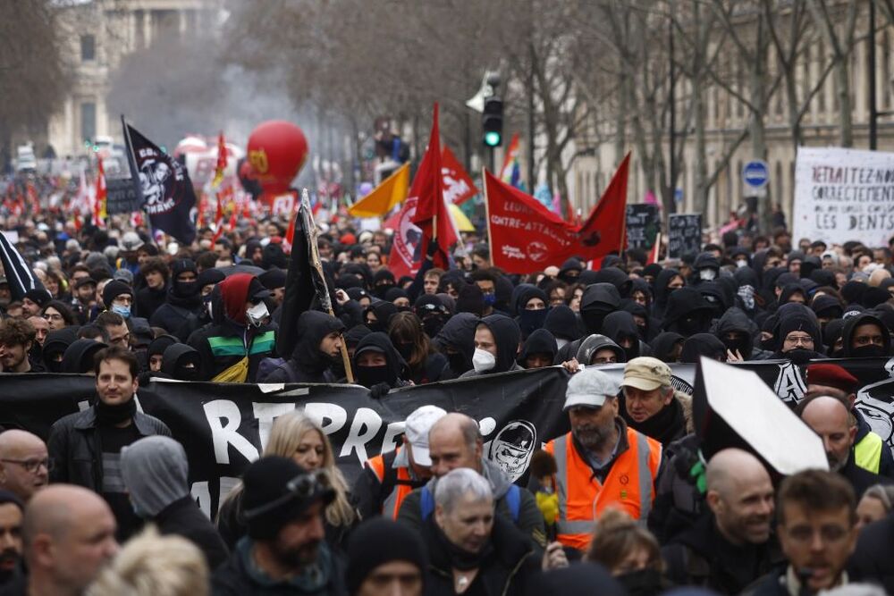 Pension reform protest in Paris  / YOAN VALAT