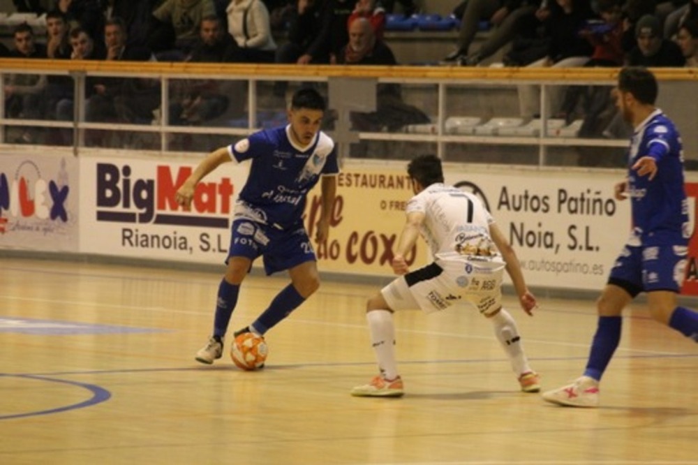 Cortés encara a un rival durante el partido disputado en Noia la pasada temporada