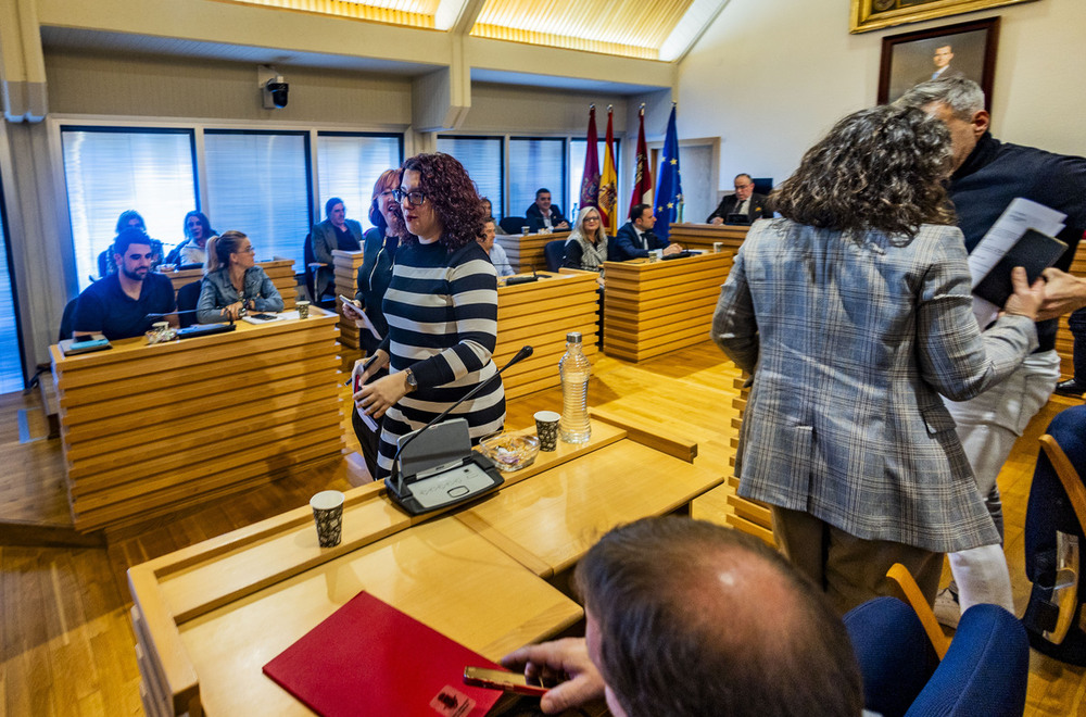 Los concejales socialistas, abandonando el pleno antes de finalizar