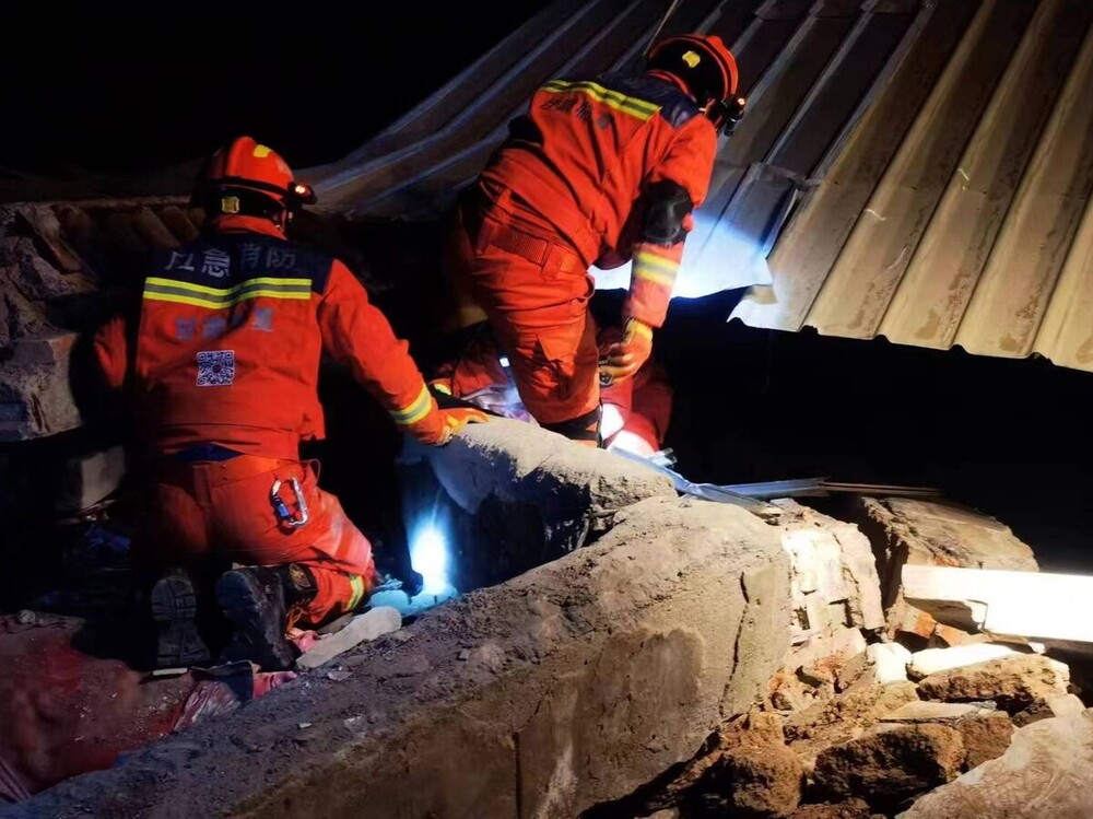 Rescatistas liberan a las víctimas del terremoto en la aldea de Kangdiao