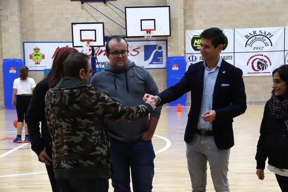 El Manzanares regala un abono a los alumnos de la escuela