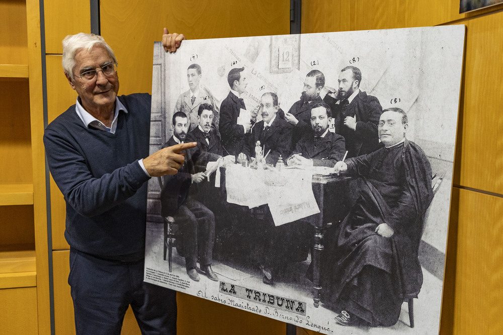 José María Barreda, señalando a su abuelo en la histórica foto de la primera redacción de La Tribuna.
